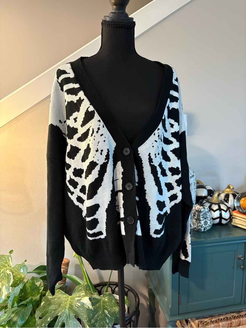 SHEIN Black and White Abstract Pattern V-Neck Button Cardigan